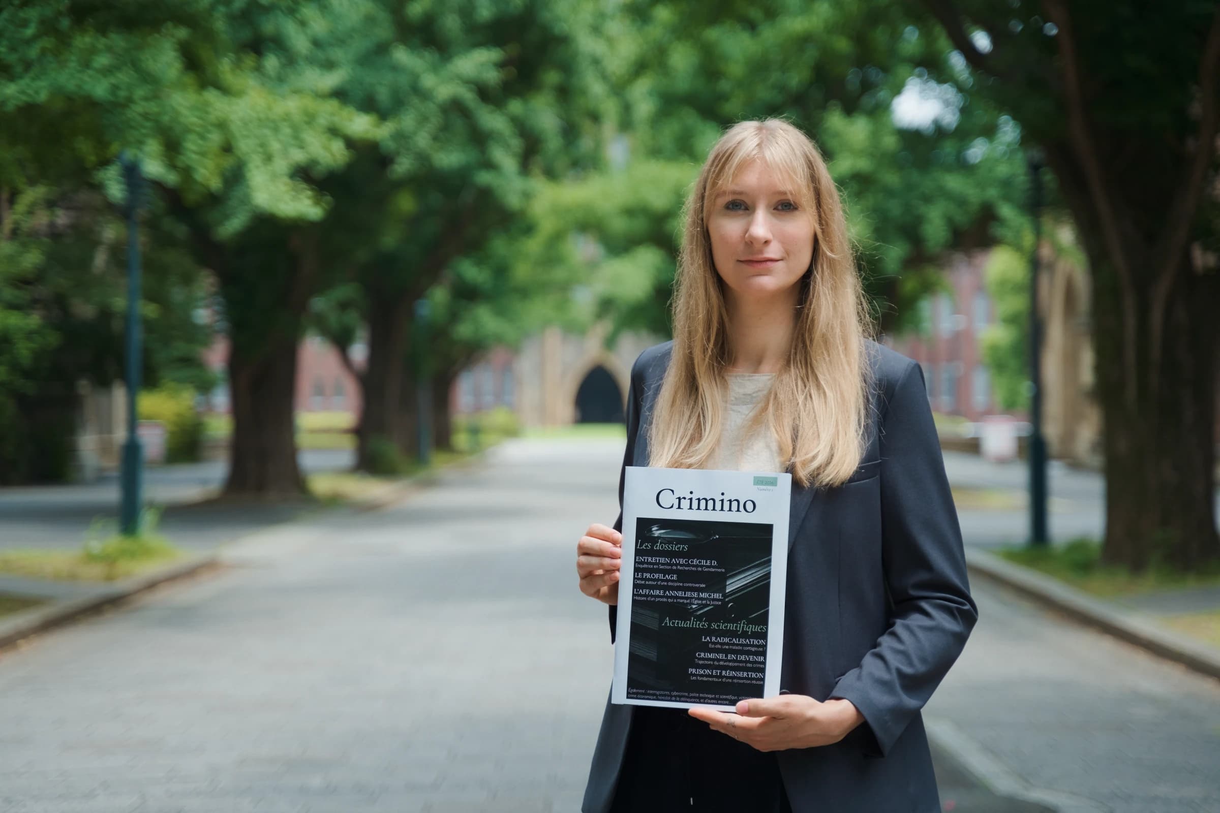 Photographie d'une lectrice tenant le numéro 1 de Crimino magazine