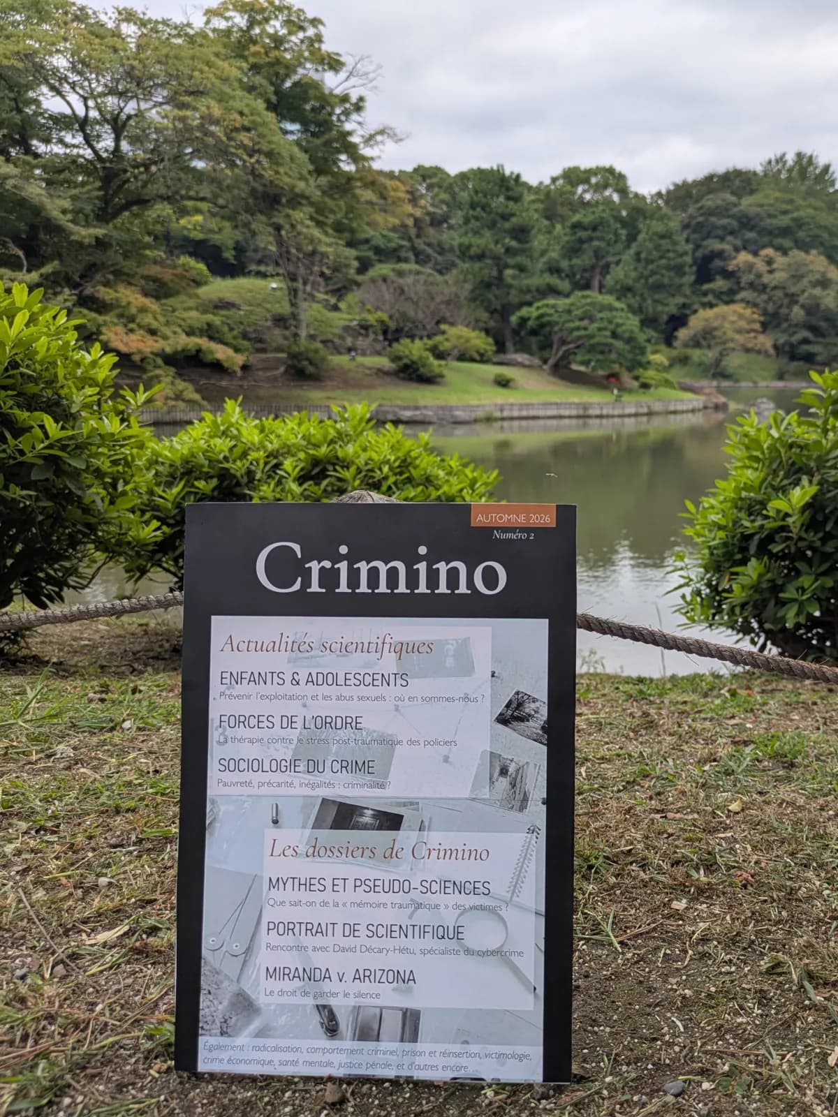 Crimino magazine n°2 présenté dans un jardin